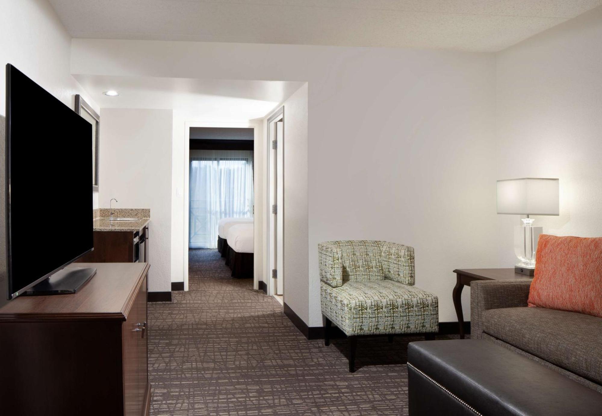 Embassy Suites By Hilton Philadelphia Airport Exterior photo