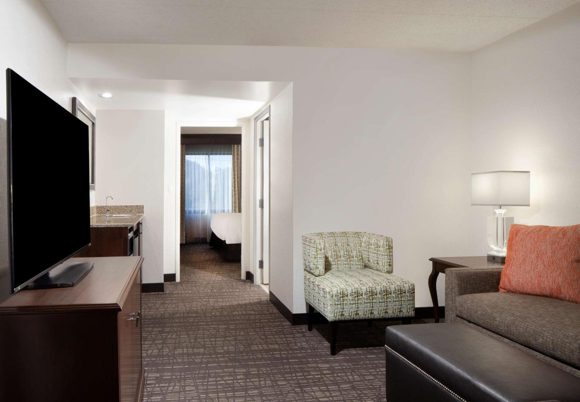Embassy Suites By Hilton Philadelphia Airport Exterior photo
